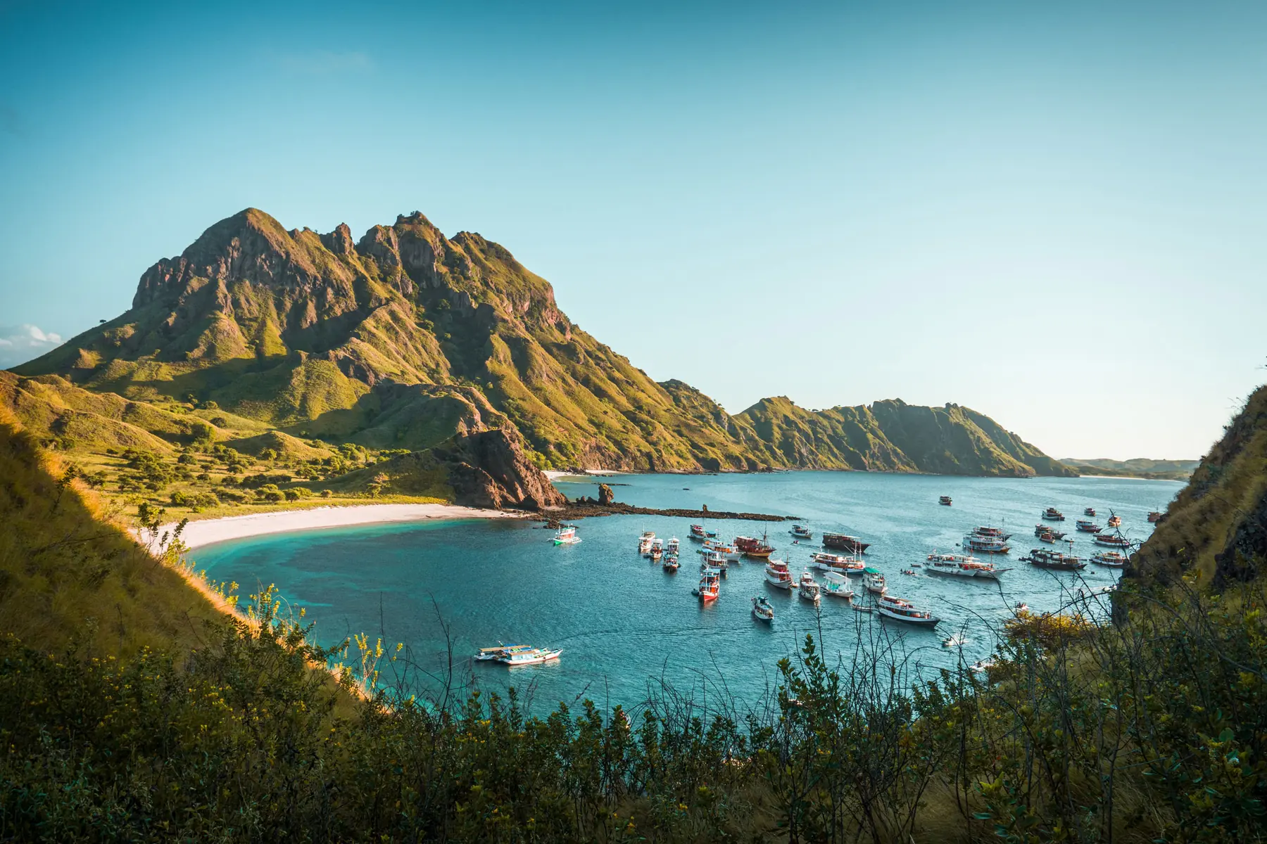 帕达尔湾锚地 —— 从观景台俯瞰山脚，船宿船在浅滩外列队